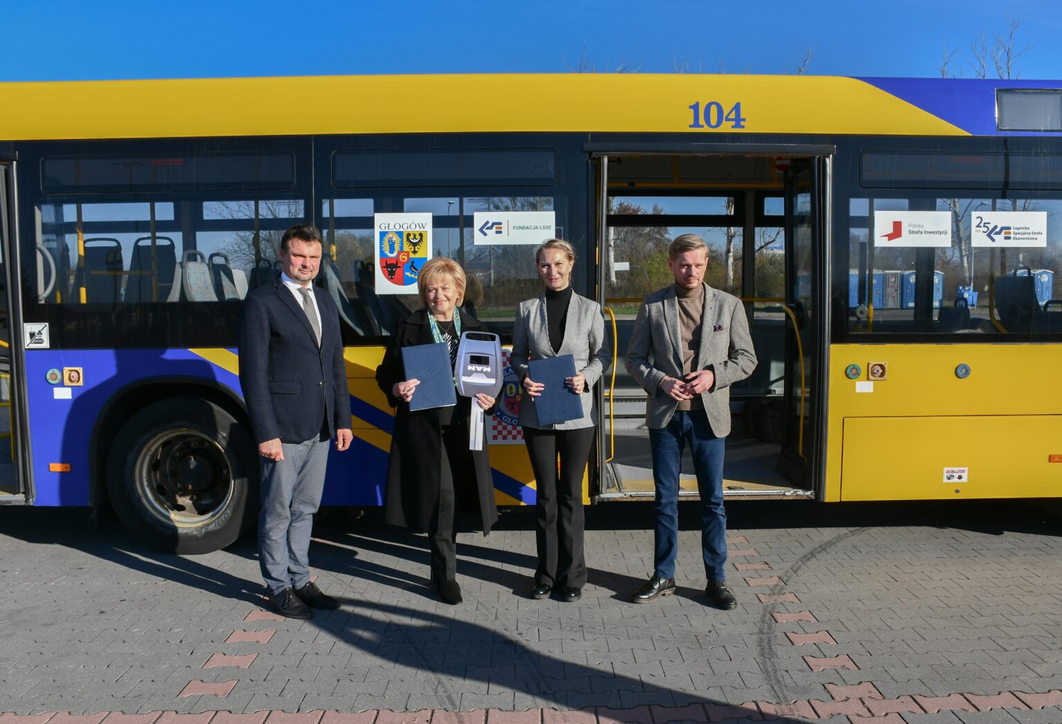Zdjęcie z galerii wydarzenia: Autobus z Głogowa za pośrednictwem Fundacji LSSE trafił na Ukrainę – będzie służył uczniom