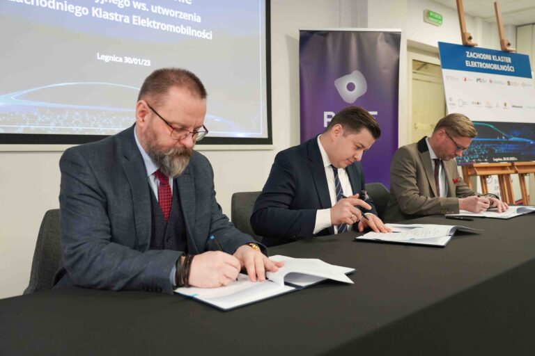 Zdjęcie z galerii wydarzenia: Elektromobilna przyszłość motoryzacji. Czołowe firmy z branży elektromobilności, nowych technologii i Legnicka Strefa tworzą Zachodni Klaster Elektromobilności