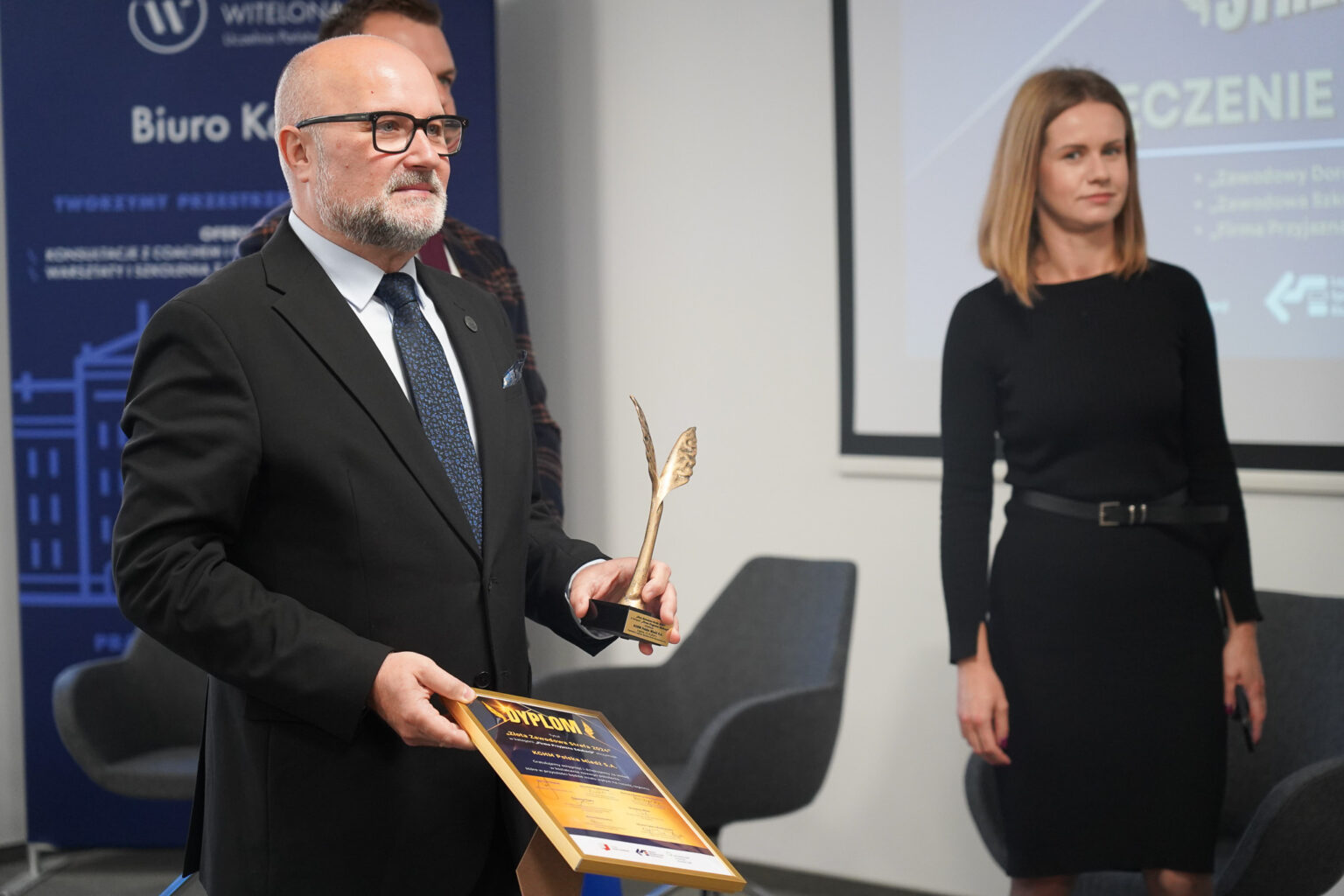 Zdjęcie z galerii wydarzenia: Podsumowanie Plebiscytu "Zawodowa Strefa 2024" podczas konferencji pt. „Od Edukacji do Biznesu – pasja, odwaga, motywacja w rzeczywistości postpandemicznej”