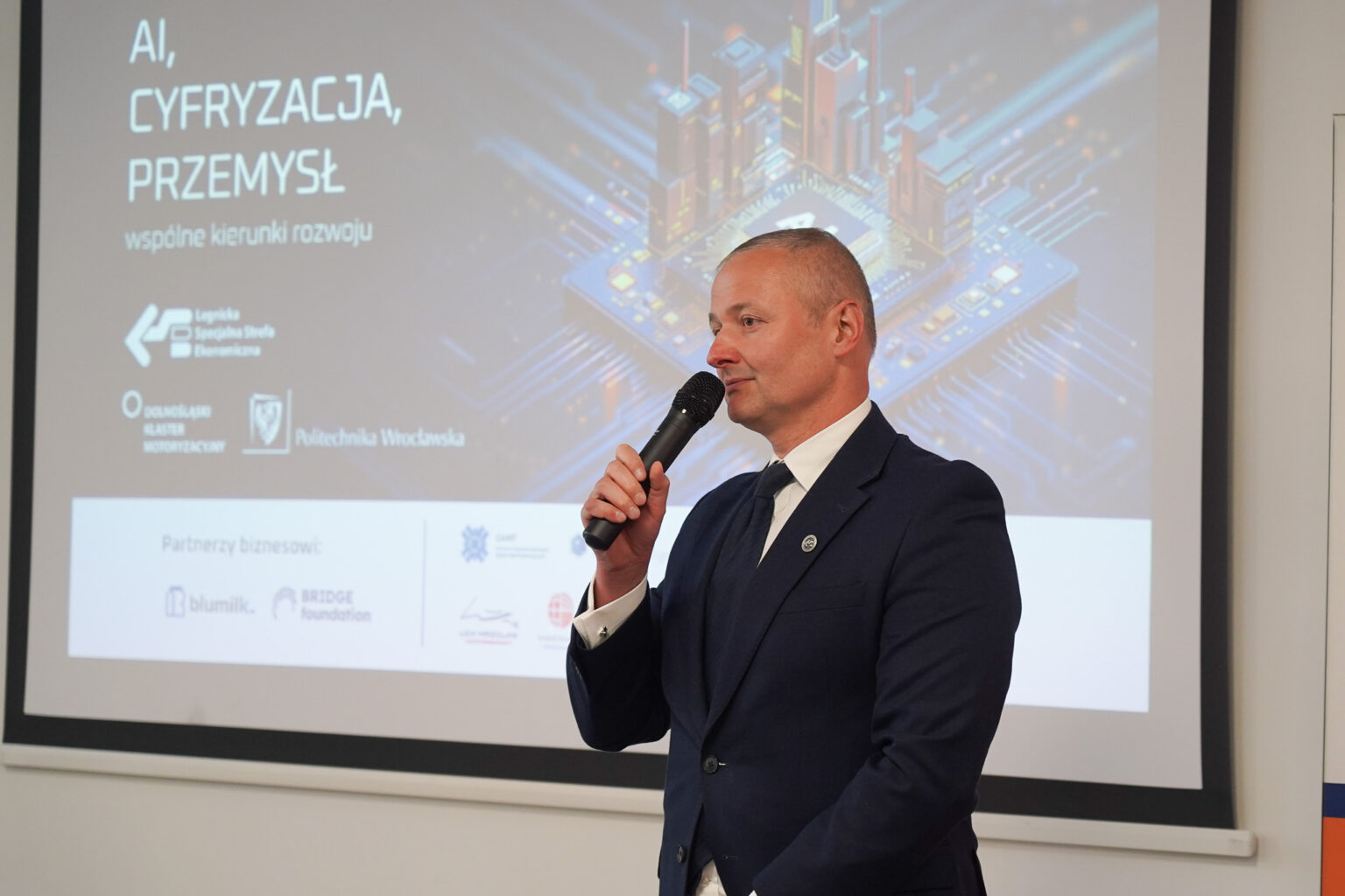 Zdjęcie z galerii wydarzenia: Konferencja "AI, cyfryzacja, przemysł – wspólne kierunki rozwoju" już za nami!