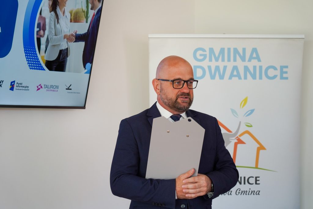 mężczyzna, Wójt Gminy Radwanice, przemawia
