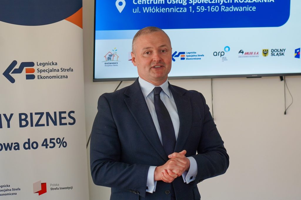 mężczyzna, prezes LSSE, przemawia