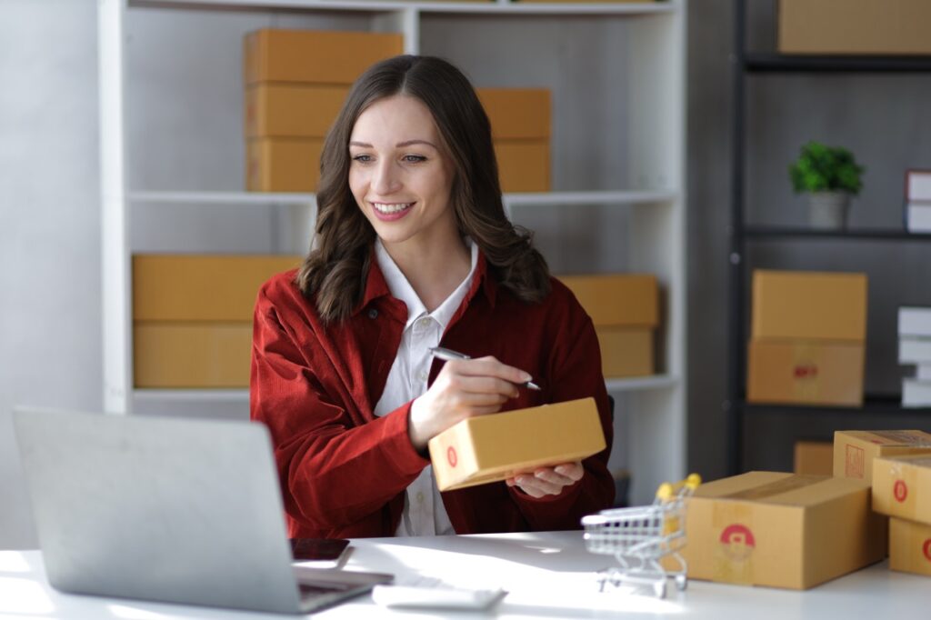 * E-commerce and Fulfillment (E-commerce i fulfillment) Duży