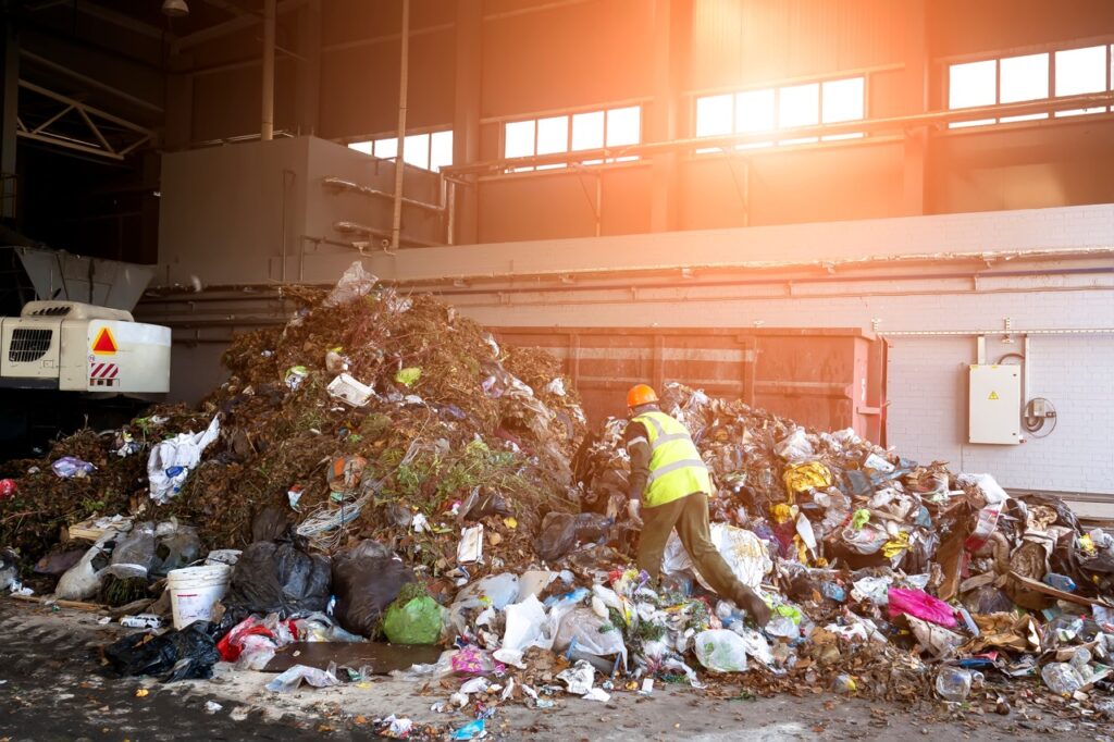 a-worker-sorts-through-garbage-in-a-factory-for-wa-2026-01-11-09-31-29-utc Duży