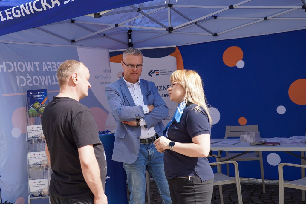 ludzie, rozmowa, LSSE, namiot, stoisko