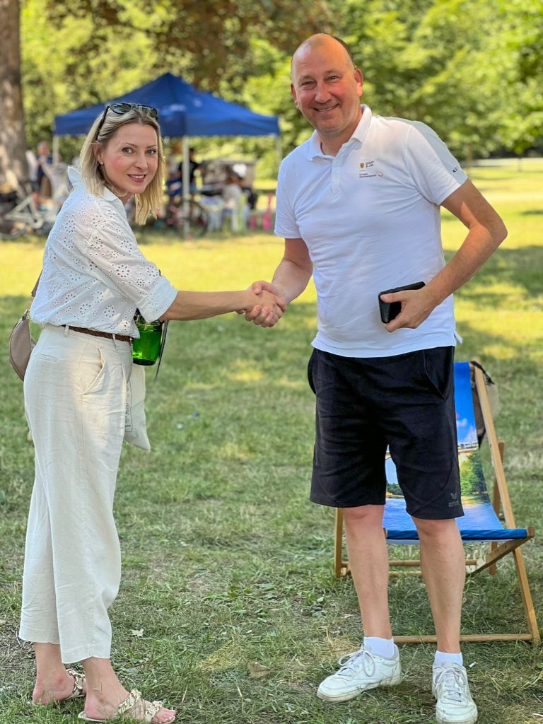Ludzie, Dni Legnicy, kobieta, mężczyzna, uścisk dłoni
