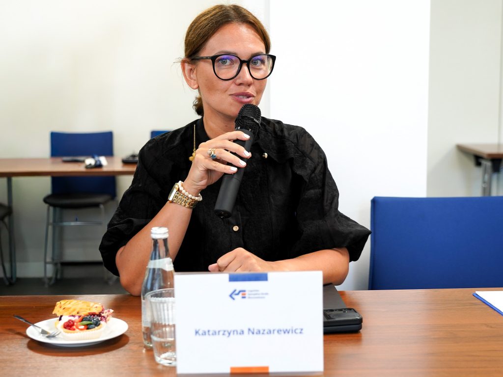 kobieta, siedzi i przemawia