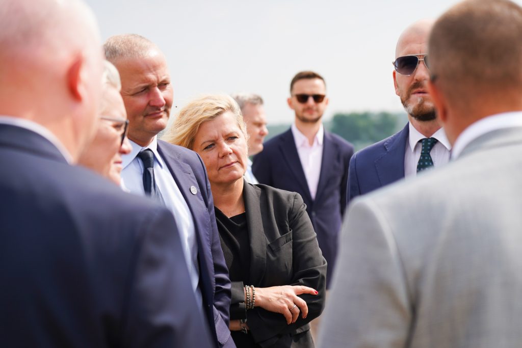 kobieta w grupie ludzi