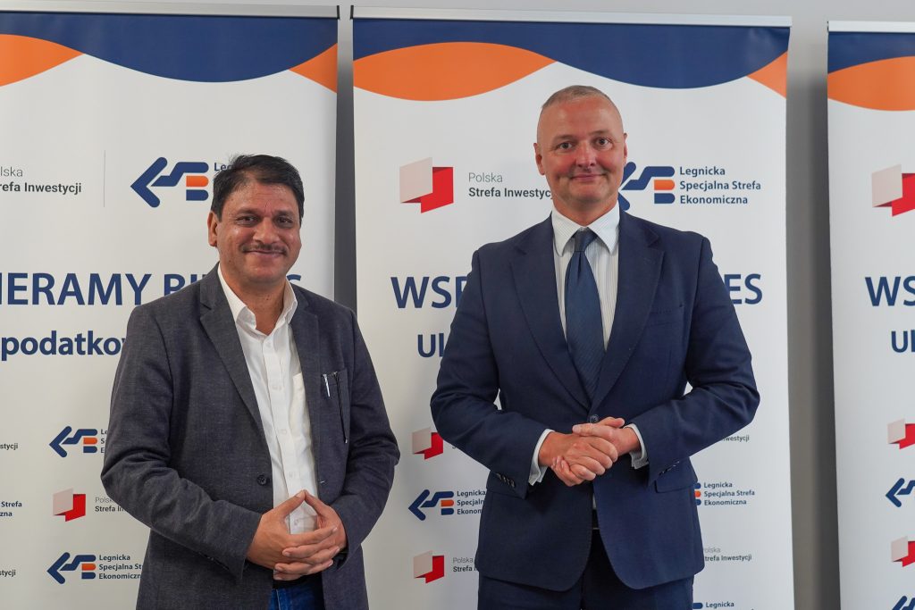 zdjęcie grupowe na ściance, prezes LSSE