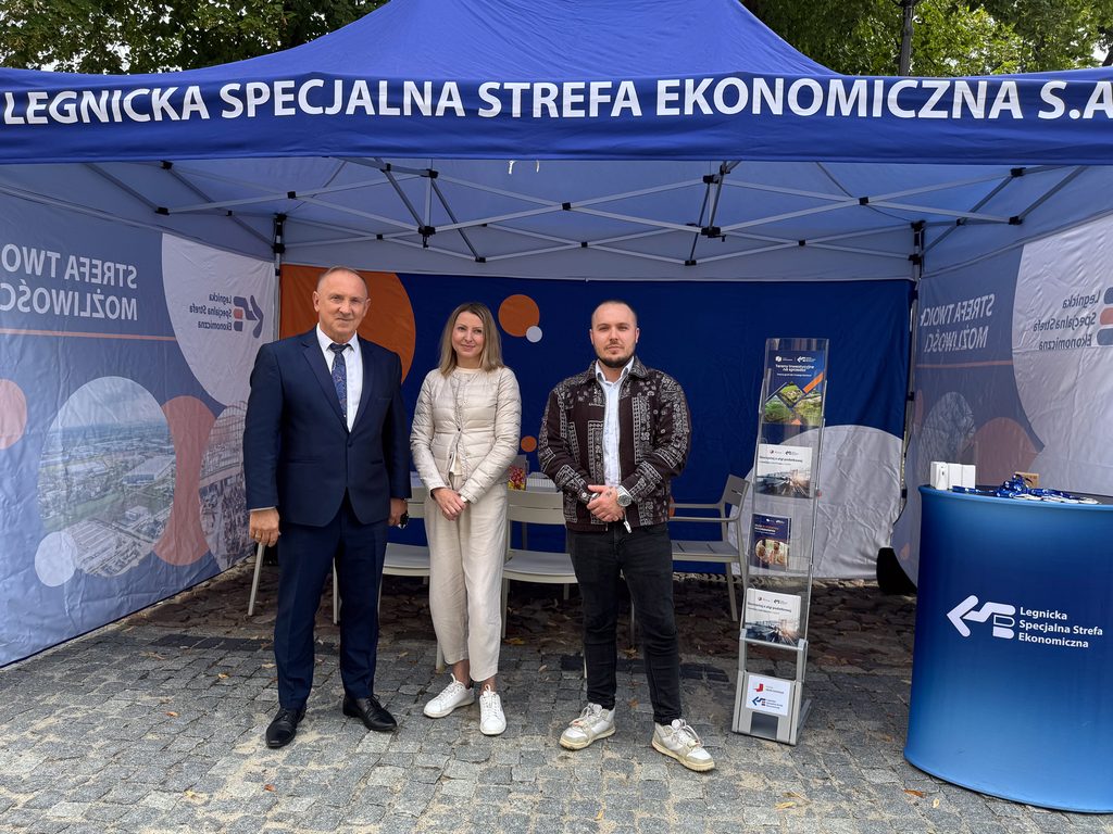 ludzie, stoją przed namiotem.