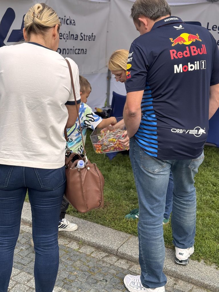 ludzie, dziecko, kobieta rozdaje cukierki