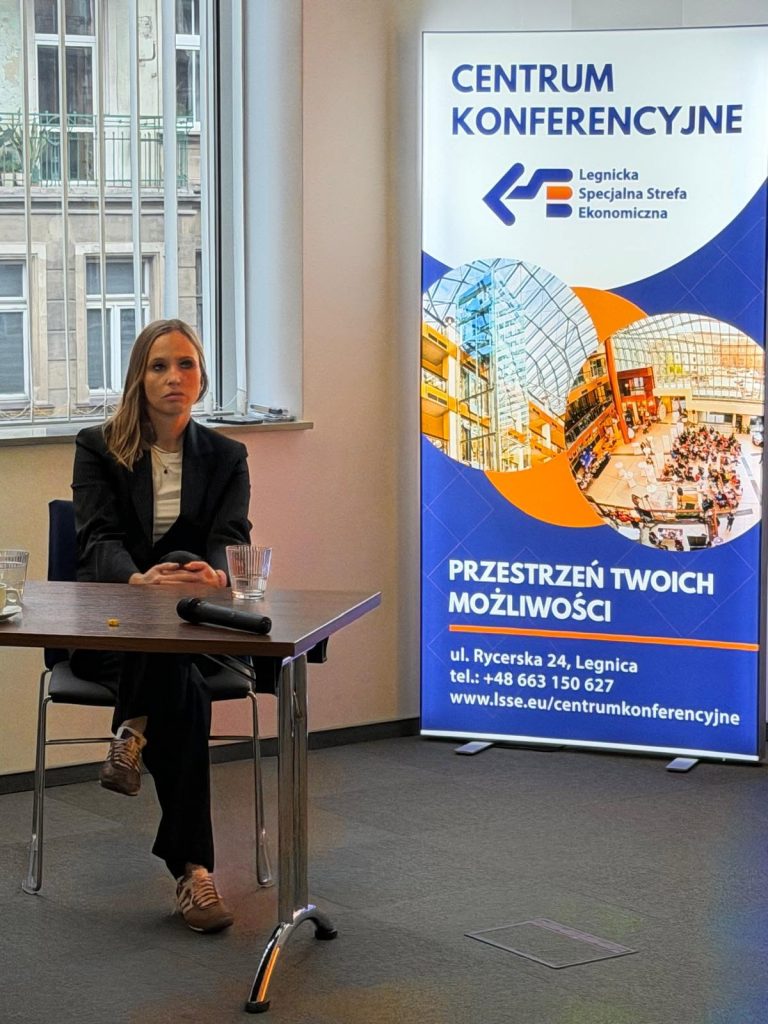centrum konferencyjne LSSE, kobieta siedzi