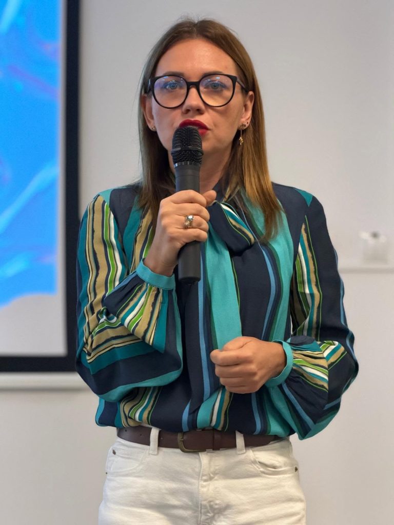 centrum konferencyjne LSSE, kobieta przemawia, 