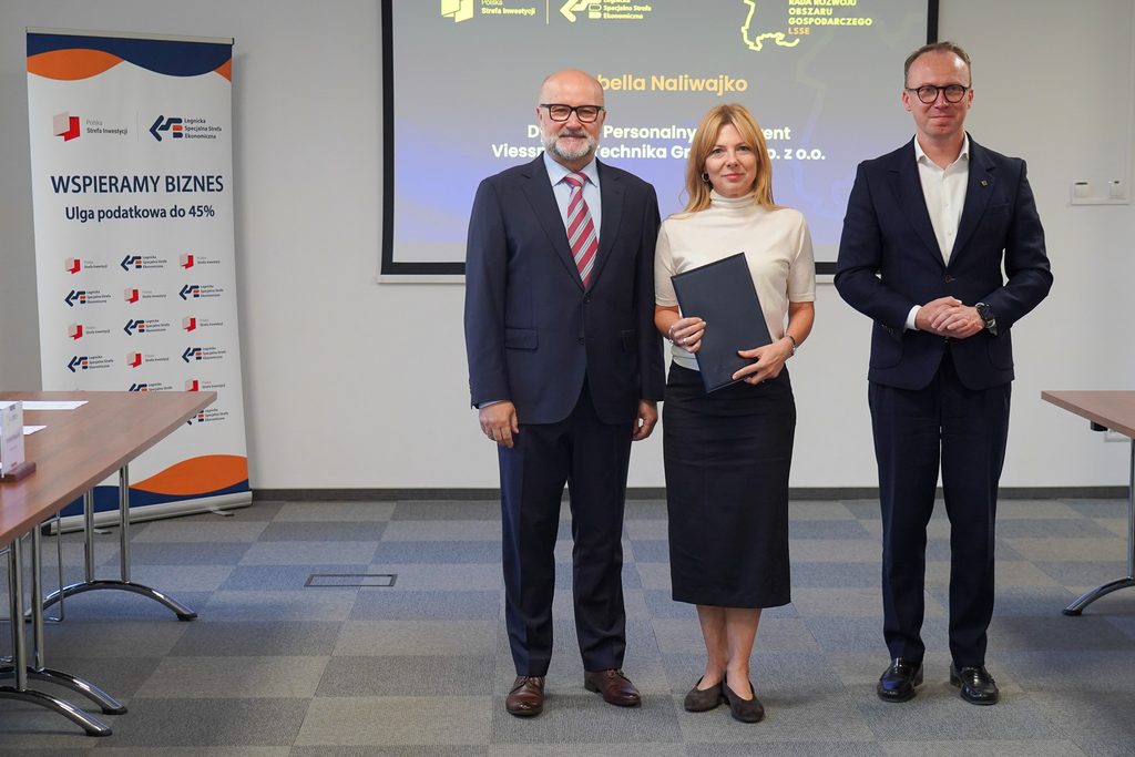 dwóch mężczyzn, kobieta, stoją, wiceprezes LSSE