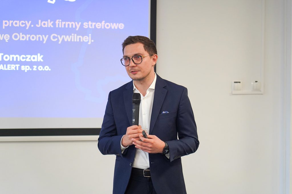 mężczyzna mówi do mikrofonu