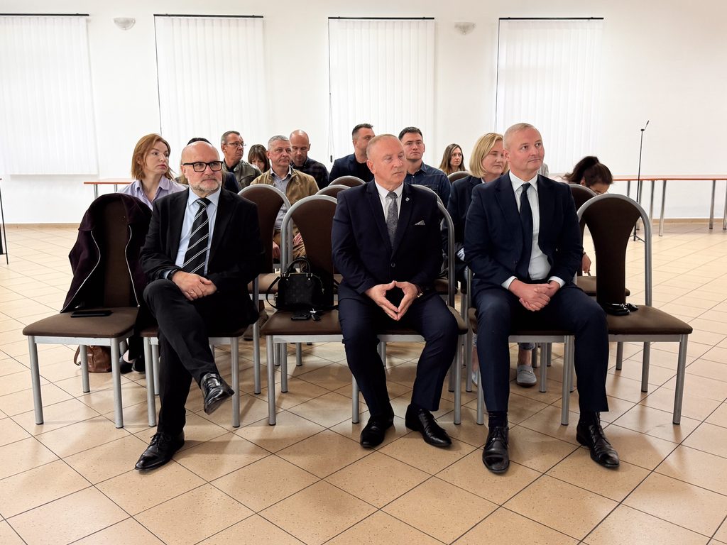 ludzie siedzą na sali, prezes LSSE