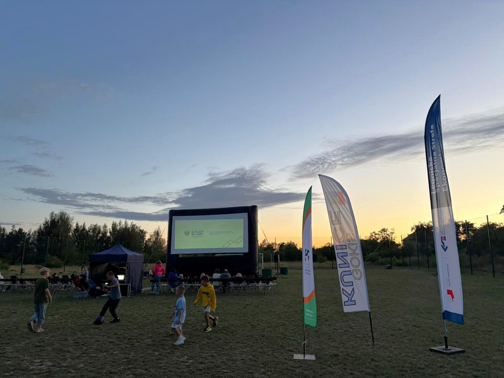 Ludzie, kino plenerowe