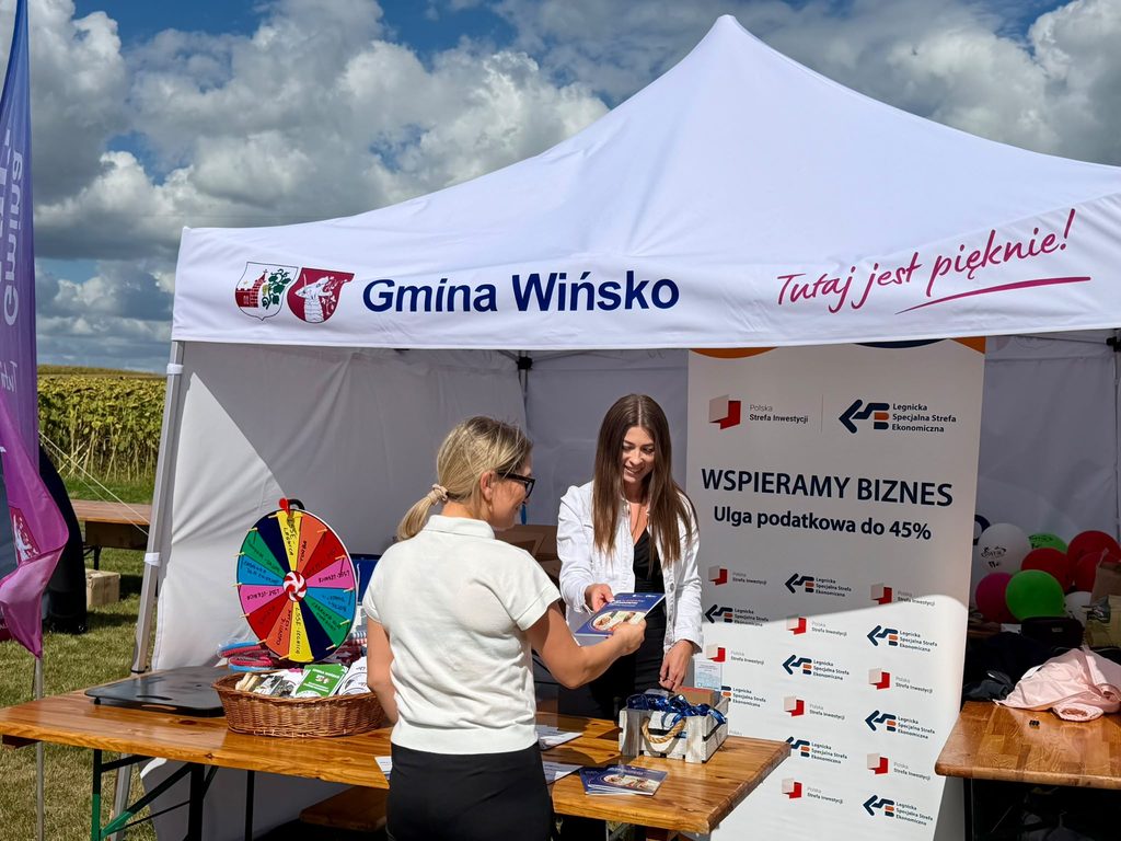 dwie kobiety, na stoisku, pod namiotem