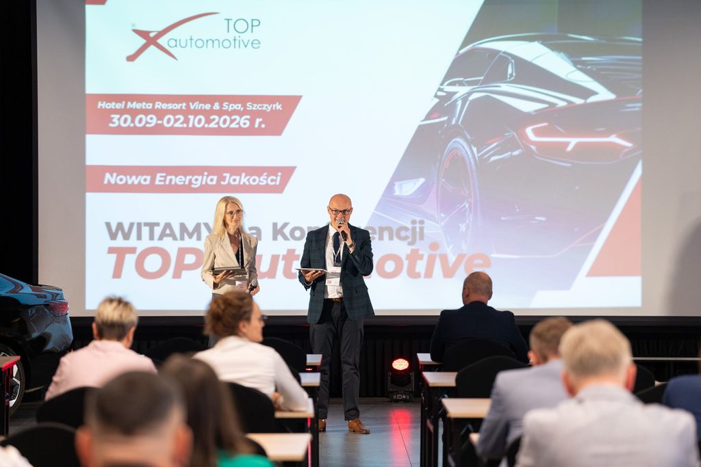mężczyzna i kobieta przemawiają, ludzie siedzą na sali, konferencja
