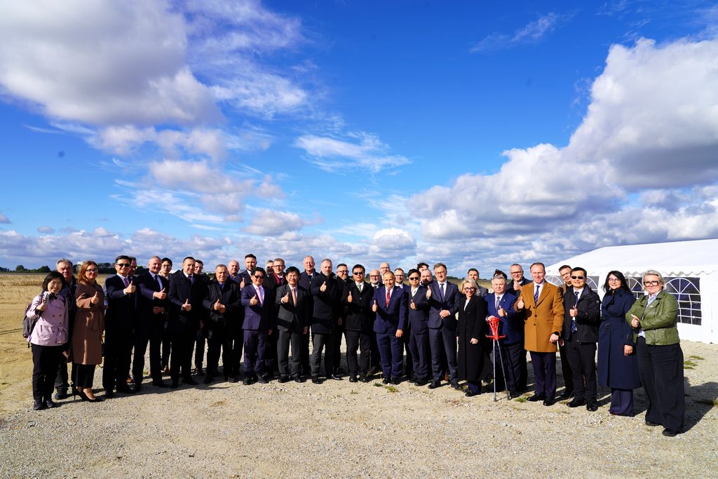 zdjęcie wspólne, ludzie trzymają uniesione kciuki, delegacja tajwańska, prezes LSSE