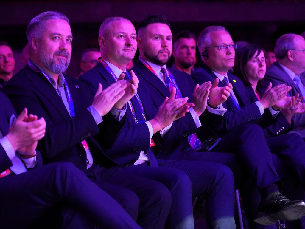 konferencja, prezes LSSE, siedzą i klaszczą