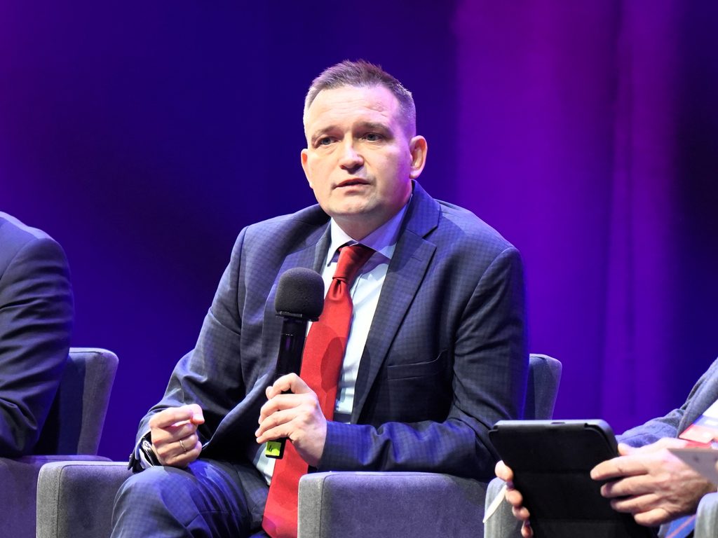 minister, przemawia, siedzi na scenie