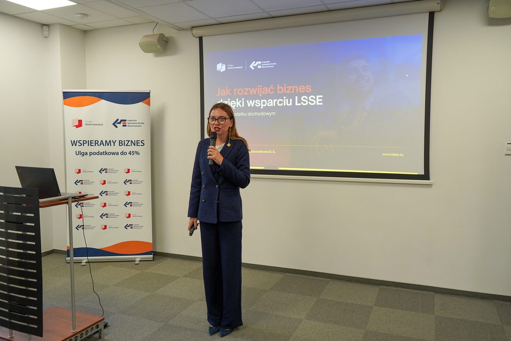 Centrum Konferencyjne LSSE, spotkanie, kobieta przemawia