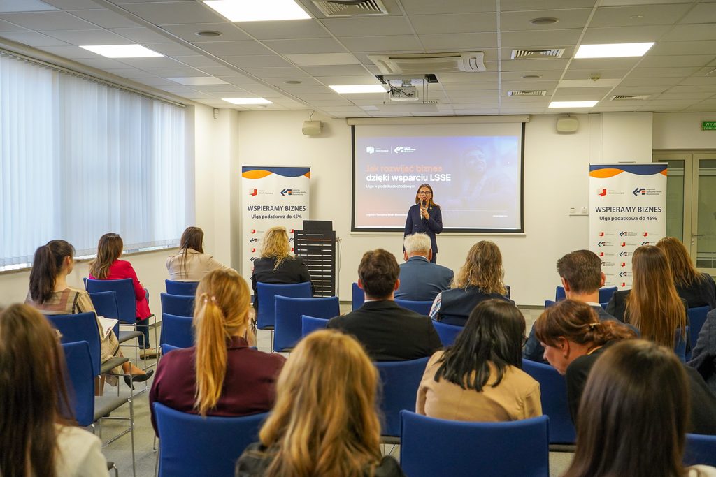 Centrum Konferencyjne LSSE, spotkanie, kobieta przemawia, sala, ludzie siedzą