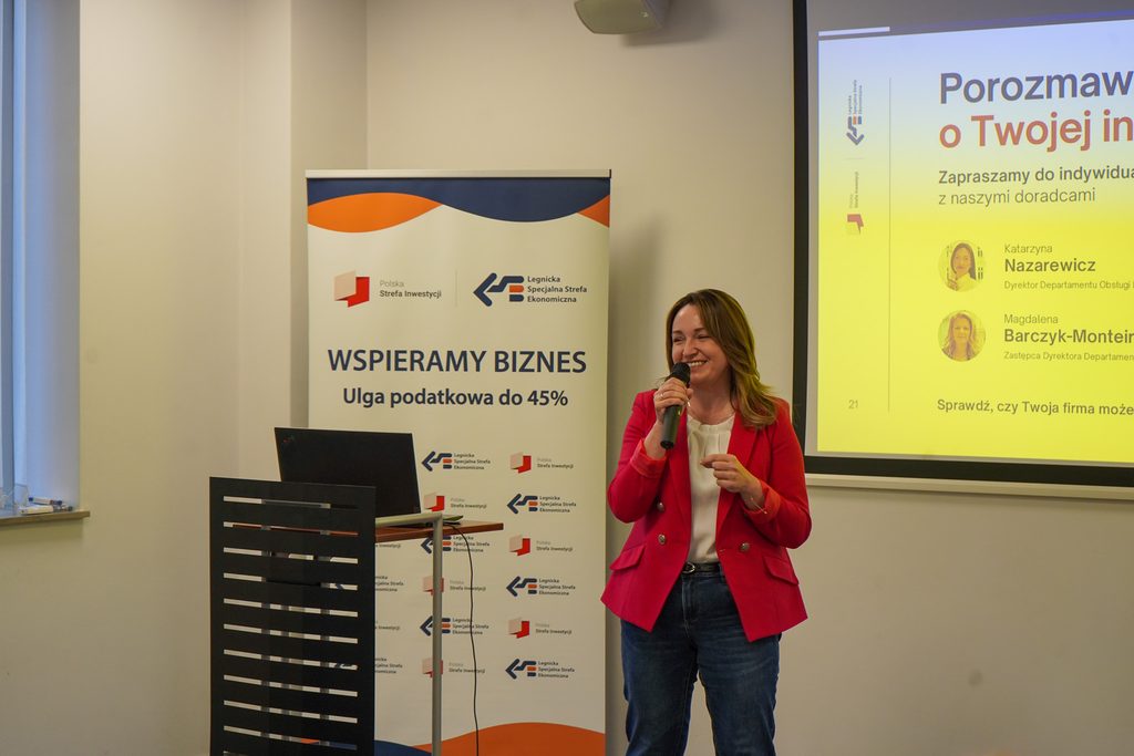 Centrum Konferencyjne LSSE, spotkanie, kobieta przemawia