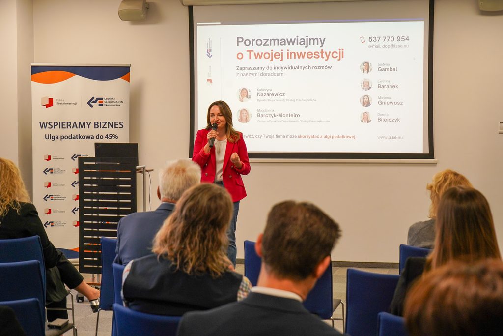 Centrum Konferencyjne LSSE, spotkanie, kobieta przemawia