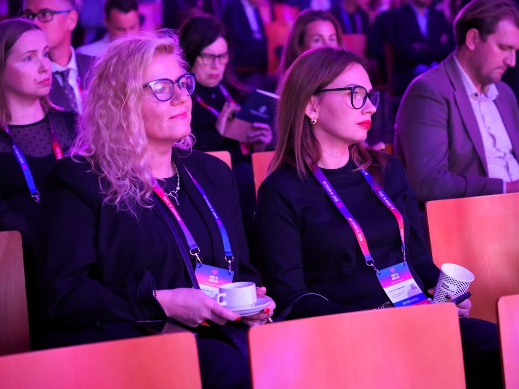 kobiety siedzą, konferencja