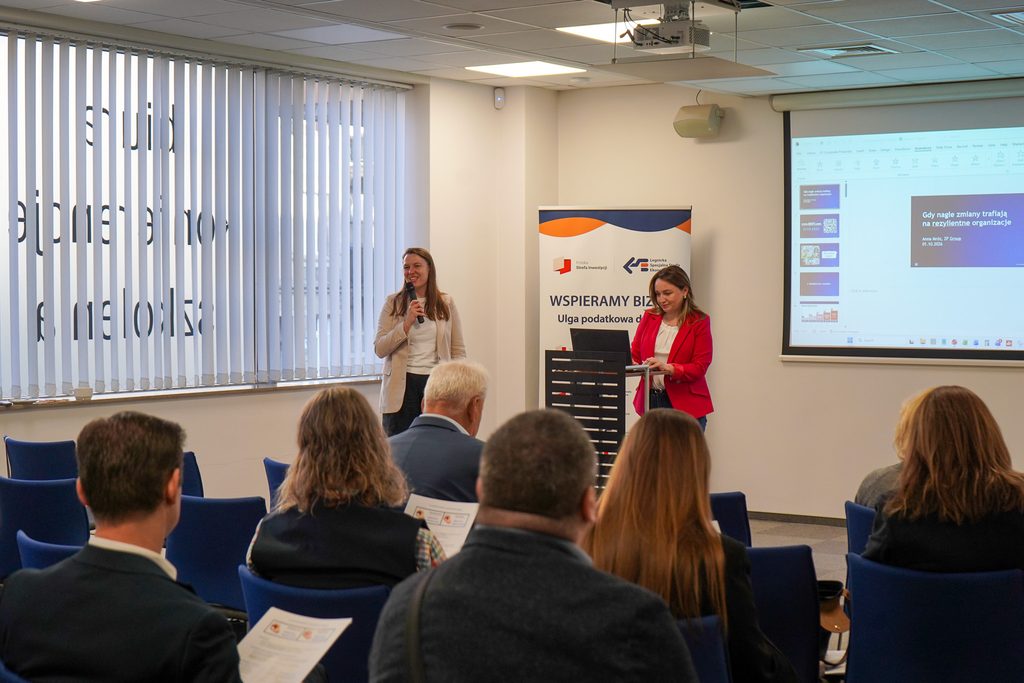 Centrum Konferencyjne LSSE, spotkanie, kobieta przemawia, sala, ludzie siedzą